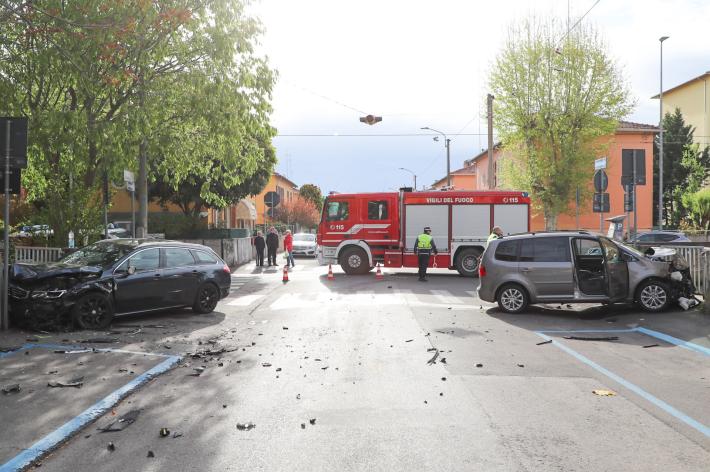 Scontro fra vetture all'incrocio fra via Pasubio e via Firenze: soccorritori al lavoro 