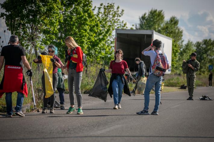 Monnezzari e Rotaract Farnese al lavoro per ripulire il parcheggio del Parma Retail
