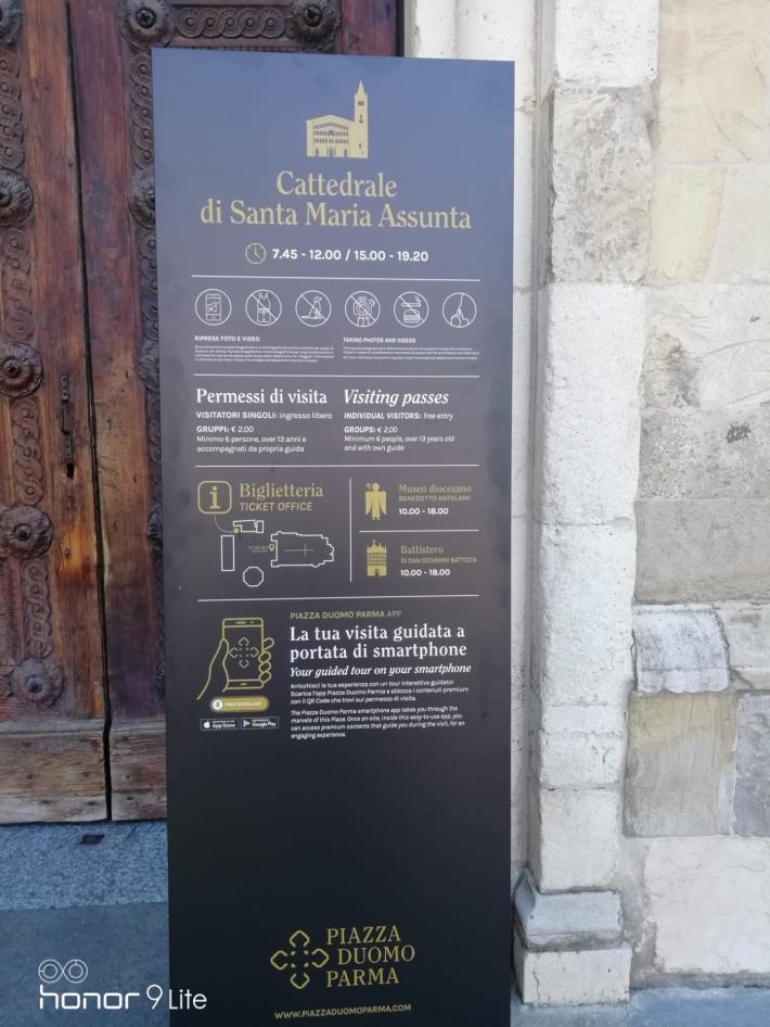 Turisti delusi: "Duomo chiuso tre ore,  e vegetazione selvaggia davanti alla camera di San Paolo" - Foto