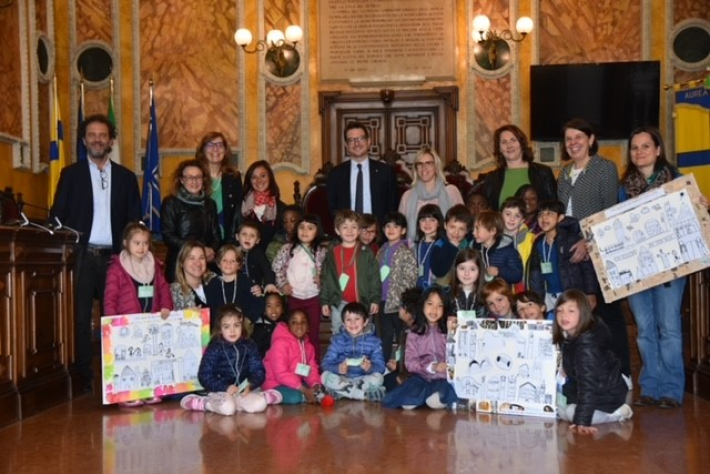 Le classi della scuola d'infanzia Il Giardino magico in Municipio