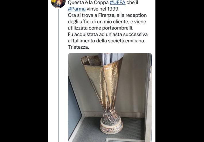 La Coppa Uefa '95 vinta dal Parma contro la Juve usata come portaombrelli in un hotel a Firenze: bufera social