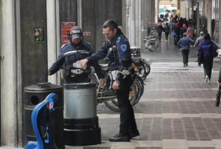 Cestino spazzatura via Mazzini