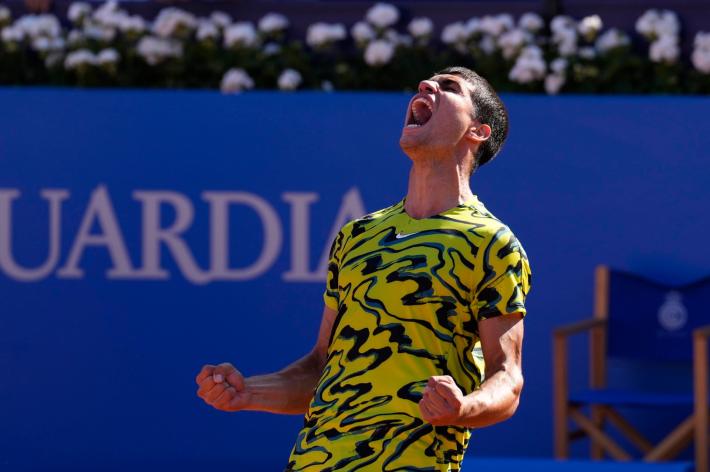 Barcellona, Alcaraz batte Tsitsipas 