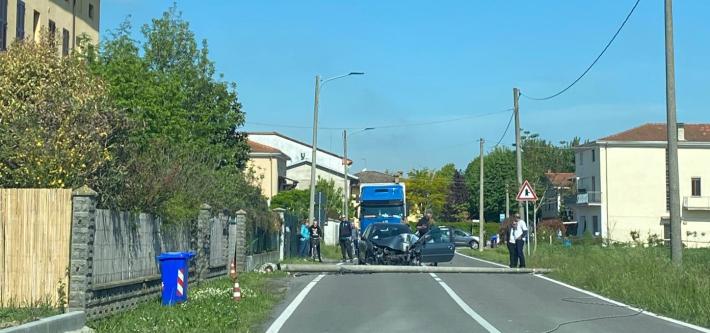 Carzeto, auto finisce contro un lampione abbattendolo: donna trasportata dall'elicottero  del 118 al Maggiore