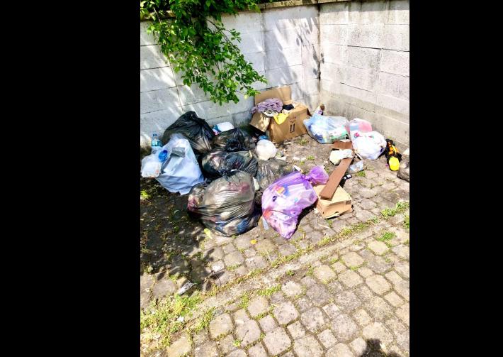 Rifiuti in via Montale "serve un po' di civilit&agrave;"