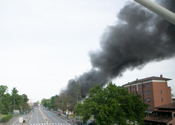 Via Emilio Lepido, durante l'incendio trovate tracce di diossina