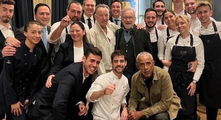Eravamo tre amici al ristorante: Sprengsteen, Obama e Spielberg a Barcellona. Ostriche e caviale e poi foto coi dipendenti