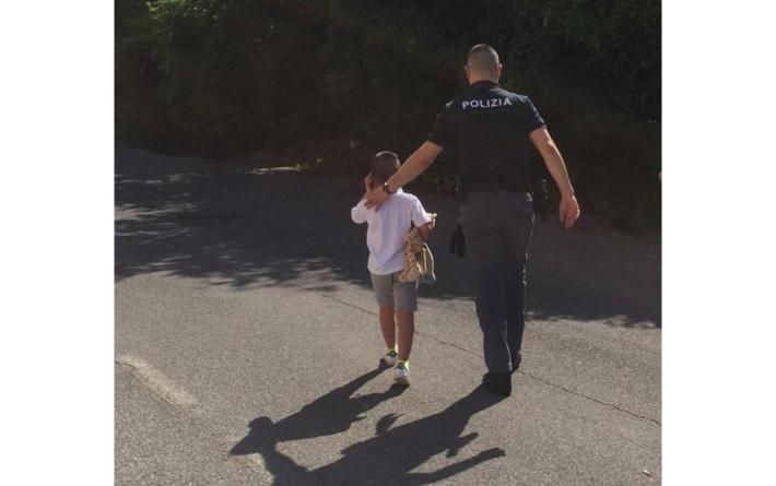 Madre s'addormenta, a 5 anni esce di casa e va al supermercato