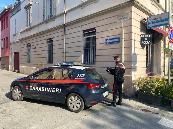 Ruba una bicicletta, poi inveisce contro i carabinieri brandendo una bottiglia: due pattuglie per bloccarlo. Arrestato