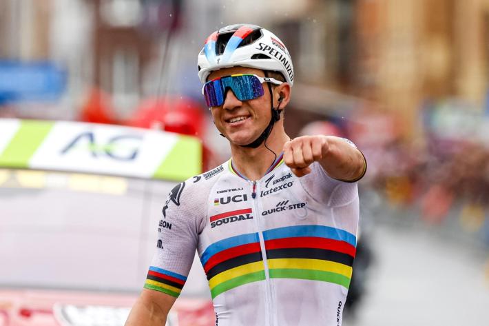 Evenepoel ha vinto la prima tappa del Giro d'Italia 2023. Ganna Secondo