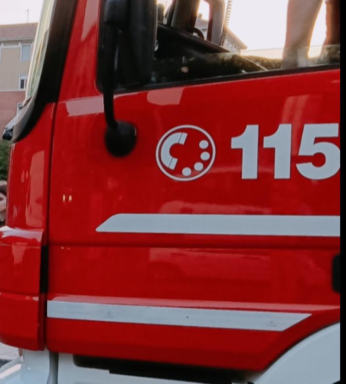 Incendio nella notte in una carrozzeria in via Emilia ovest