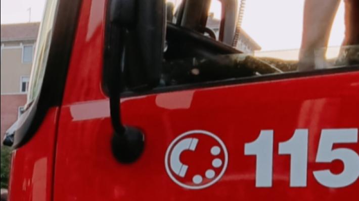 Esce di strada a Carobbio di Tizzano: automobilista incastrato fra le lamiere chiama i vigili del fuoco 