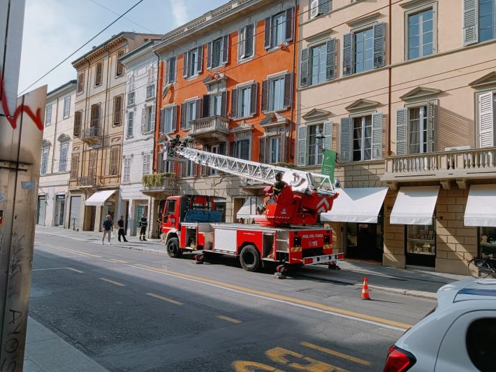 Cadono calcinacci da un balcone in Strada Repubblica: intervengono i vigili del fuoco e la polizia municipale