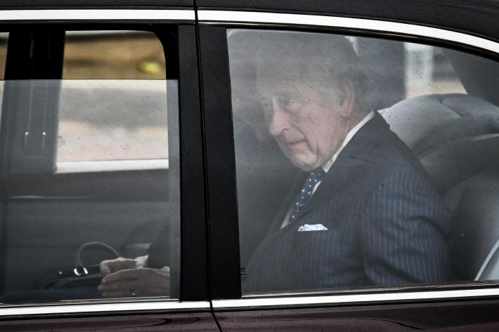 Carlo e Camilla arrivati a Buckingham Palace, prima foto del re