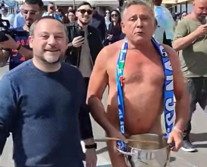 Napoli, l'attore Paolantoni gira nudo sul lungomare: l'aveva promesso in caso di vittoria della squadra partenopea