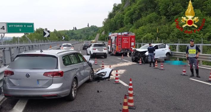 Vittorio Veneto: entra contromano sull'A27, si schianta contro le auto e muore