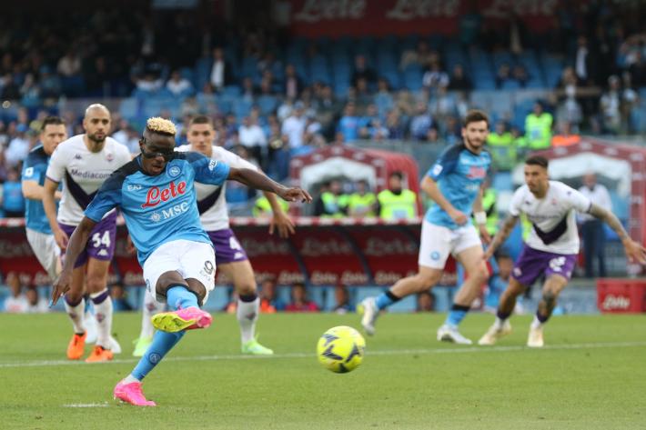 Serie A: il Napoli batte la Fiorentina al Maradona (1-0) e riesplode la festa per lo scudetto in citt&agrave;
