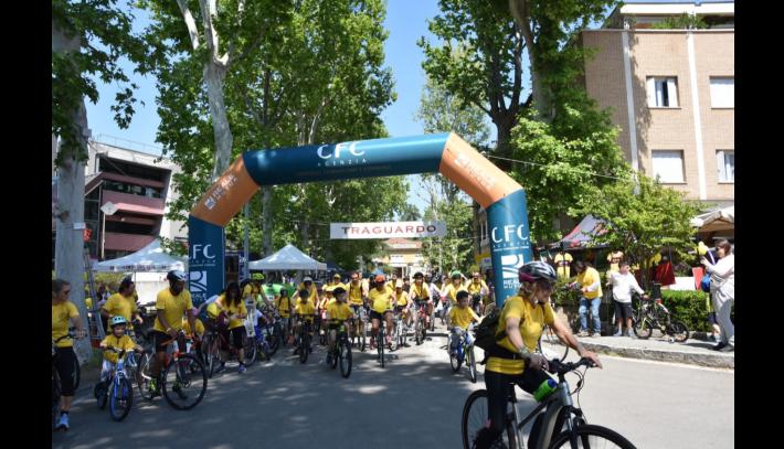 &laquo;Polverosa&raquo;, bella partenza con la pedalata godereccia