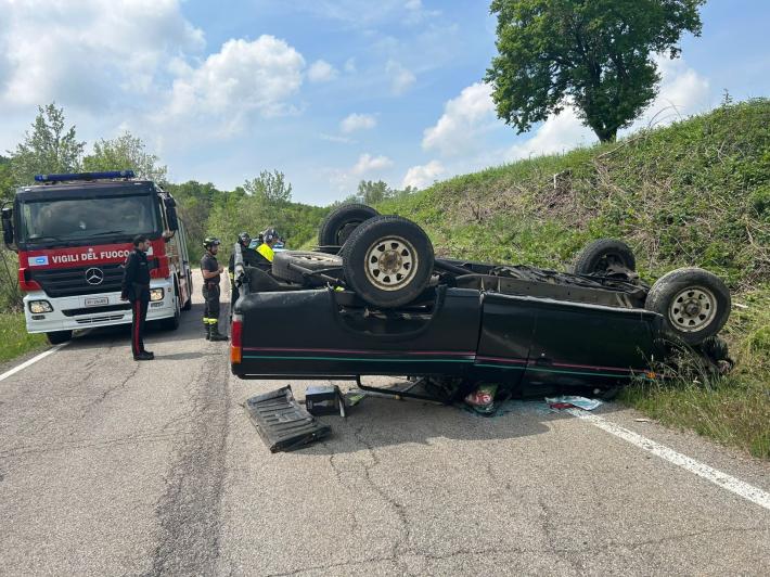 Auto si ribalta sull'Appennino reggiano: 57enne portato al Maggiore in elicottero 