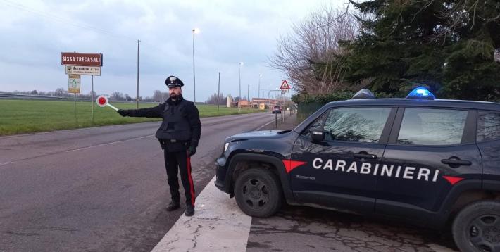 Ruba i gioielli alla nonna minacciandola con un coltello da cucina.