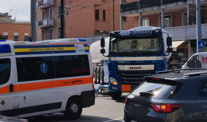Strada Elevata, camion travolge scooter: soccorsi sul posto, traffico in tilt