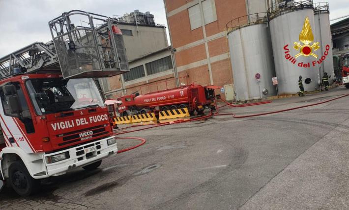 Incendio distilleria: pompieri al lavoro tutta la notte