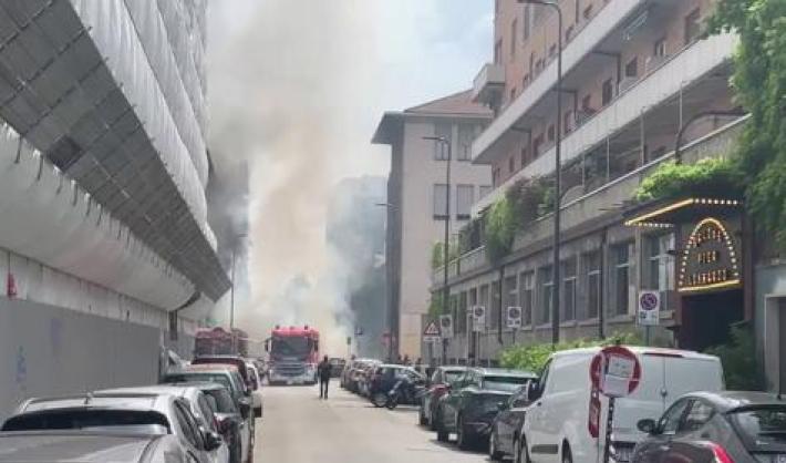 Salta in aria un furgone in strada: esplosione e incendio in centro a Milano