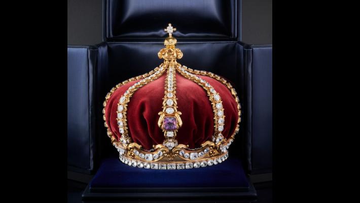 In tour (anche a Parma) la copia della corona di Carlo di Borbone... con il diamante Farnese