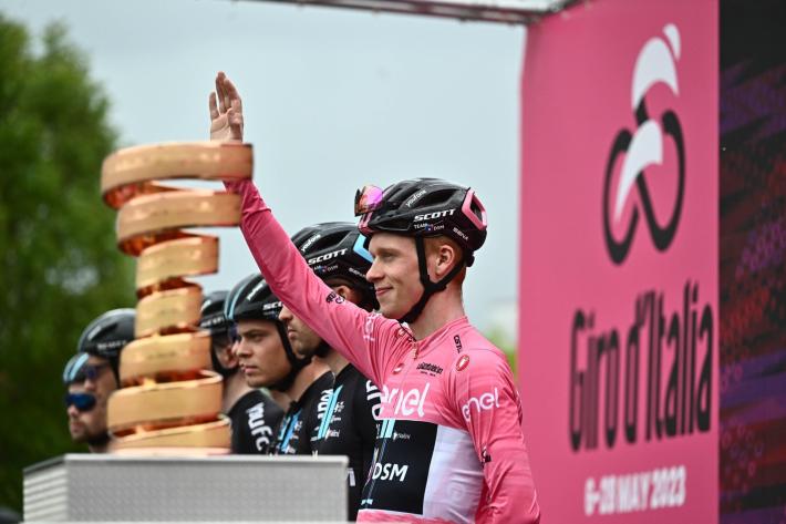 Giro d'Italia, l'azzurro Bais vince la 7a tappa. Leknessund conserva la maglia rosa