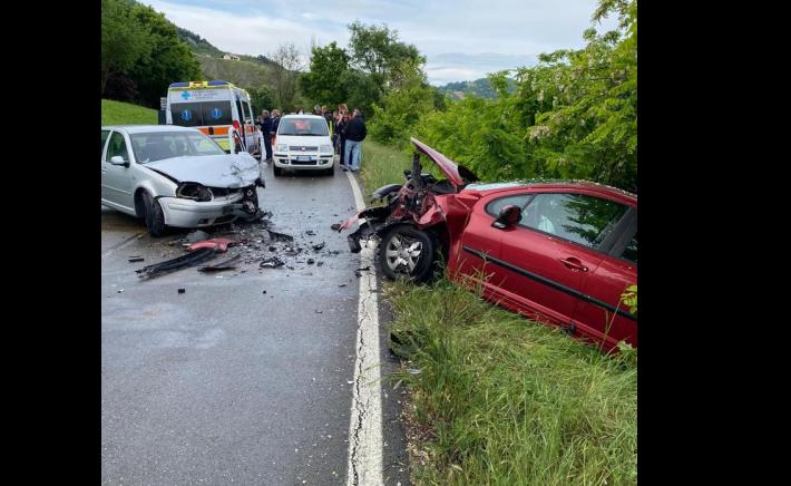 Frontale a Castione Baratti, una terza auto coinvolta. Due feriti