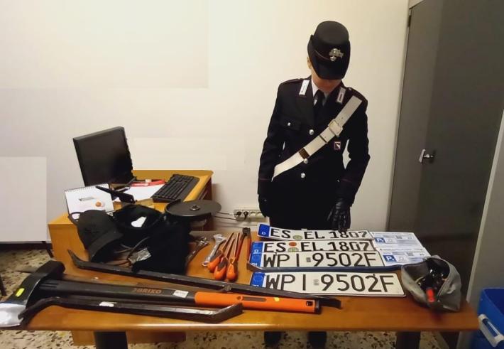 Inseguimento nella notte:  l'Audi rubata carica di targhe e arnesi da scasso  si schianta contro un muro