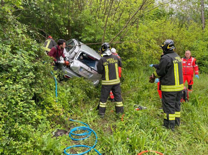 Borgotaro, fuori strada con l'auto che finisce in una scarpata: un ferito molto grave al Maggiore