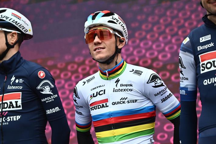 Giro: Evenepoel vince la nona tappa a crono e torna in maglia rosa