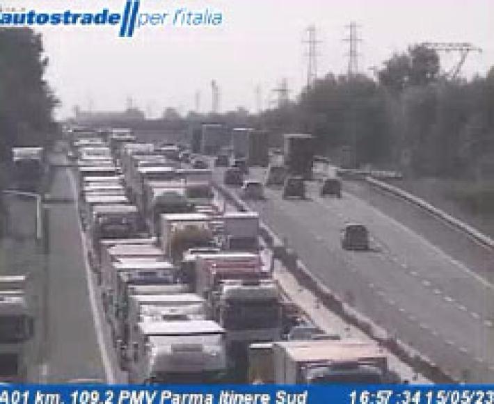 A1, quattro chilometri di coda per incidente fra Parma e Campegine. Uscita consigliata a Parma Ovest per chi arriva da Milano
