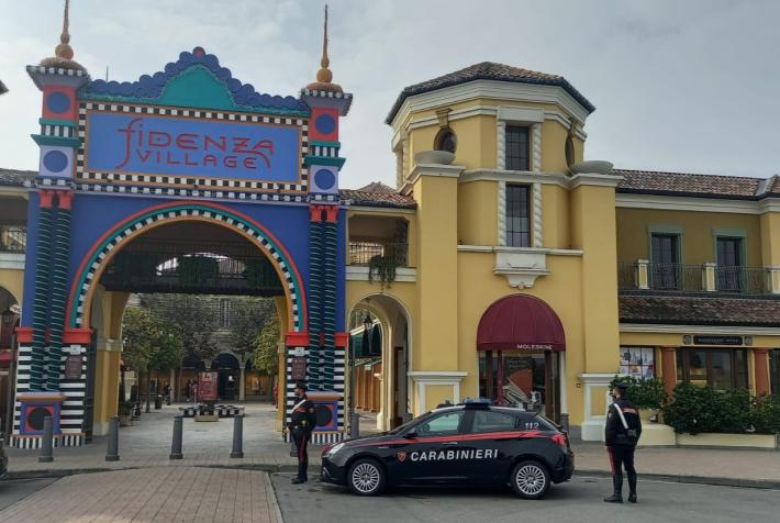 Esce dal negozio d&rsquo;abbigliamento e fa scattare l&rsquo;allarme antitaccheggio. Scoperto dalla commessa abbandona la refurtiva e tenta la fuga. Denuciato 34enne dell&rsquo;est europa.