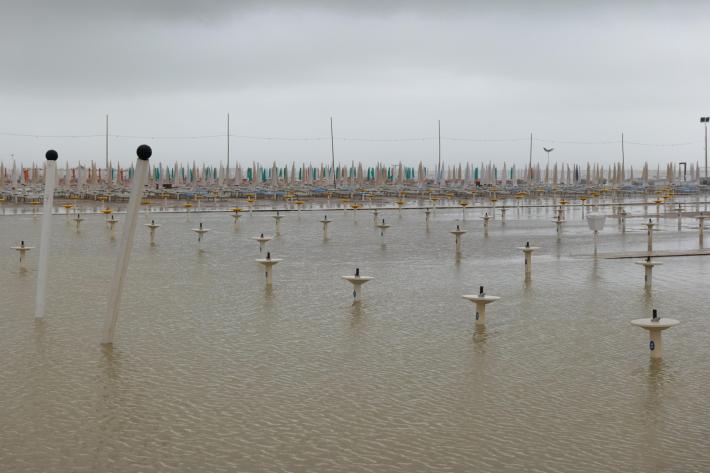 Maltempo, "allerta rossa" prolungata in Emilia-Romagna, anche per l'Appennino di Parma. 901 evacuati. Il Savio esonda a Cesena e il Montone a Forl&igrave;. Anche Faenza allagata