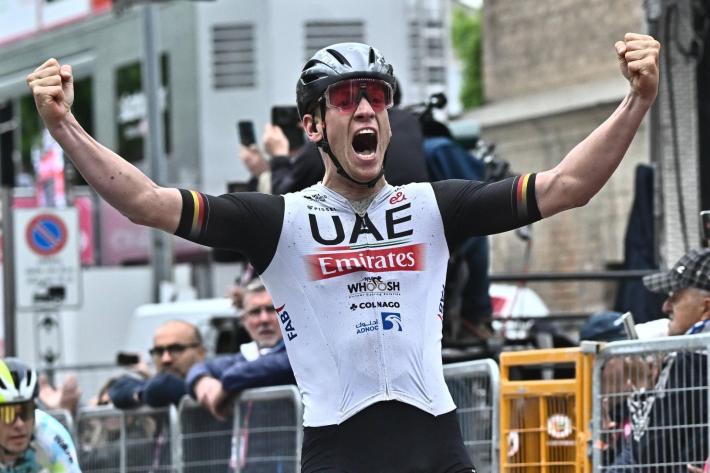 Giro d'Italia: Ackermann vince in volata la decima tappa. Thomas resta in maglia rosa