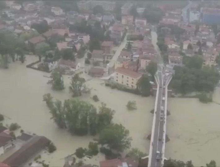 Maltempo in Romagna: il bilancio sale a 9  morti. Oltre 13mila persone evacuate. Linea adriatica chiusa fino a luned&igrave; . F1: annullato il Gp di Imola -  Video impressionante: una collina tra Forl&igrave; e Ce