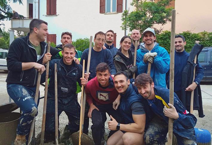 Giovani si organizzano in chat, in strada a Cesena per spalare