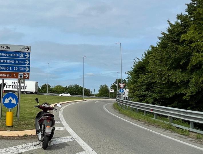 Scontro il via Europa, un uomo che guidava uno scooter finisce all'ospedale