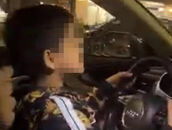 Pisa: a 12 anni alla guida di un'auto potente. Il video diventa virale e arrivano i carabinieri