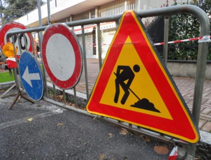 Via Montebello, si rompe un tubo: abitazioni senz'acqua, tecnici al lavoro 