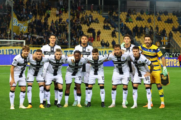 Parma, qualche occasione di troppo sprecata: un rigore e un palo clamoroso. Ma Phjanpalo non sbaglia alla prima occasione: primo tempo Parma-Venezia 1-1. Crociati sesti in classifica