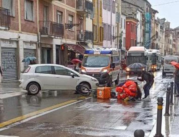 Incidenti a Parma e provincia: un rider investito in strada d'Azeglio, scontro tra due auto a Noceto: un ferito grave