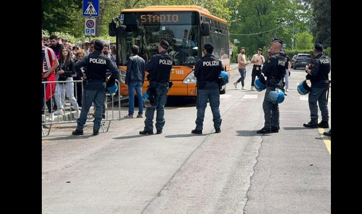 Aggrediscono i pullman dei tifosi de Venezia. Fermati 4 tifosi del Parma.