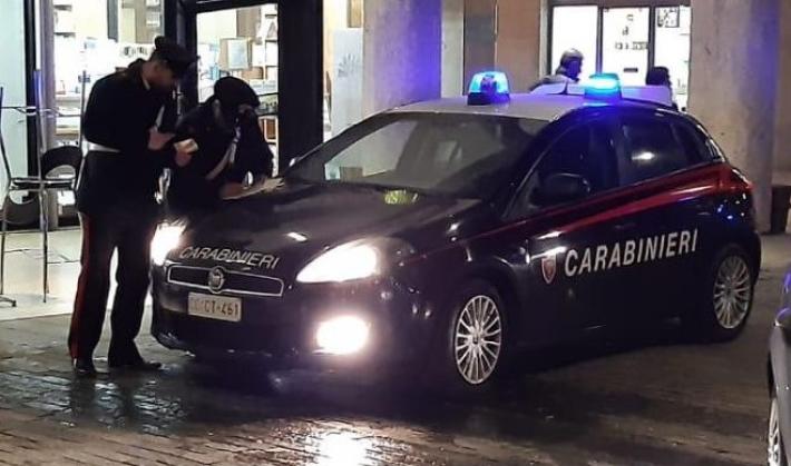 Preso a calci, pugni e cinghiate dal branco per aver scattato una foto: tre denunciati