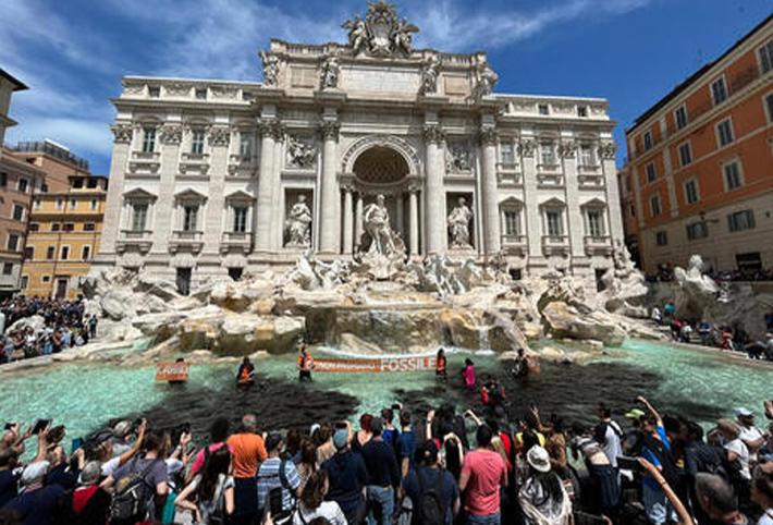 Blitz degli ambientalisti, liquido nero in fontana di Trevi