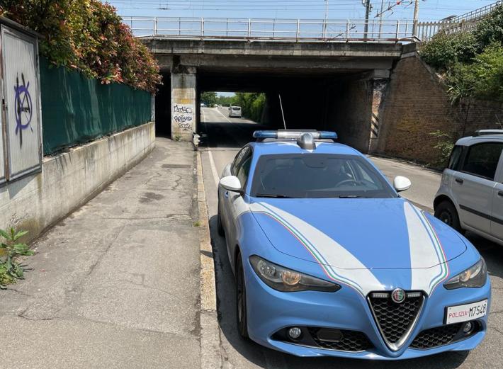 Giallo in via Mazzacurati: riverso in strada con ferite gravissime. Ricoverato al Maggiore