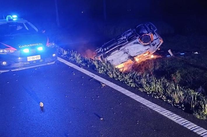 Auto a fuoco nella notte a Busseto: il conducente riesce a scappare ma si procura ustioni gravi - Video