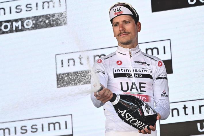 Giro d'Italia: Almeida vince la sedicesima tappa. Thomas torna in Rosa